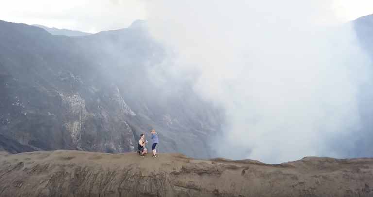 Pasión volcánica: la surrealista propuesta de matrimonio en el cráter de un volcán en activo