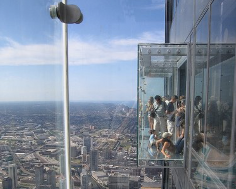 El suelo de cristal de una de las torres más altas de Chicago se agrieta ante el terror de los turistas