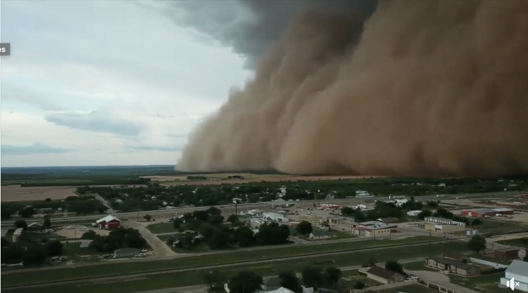 Un dron graba una impresionante tormenta de arena