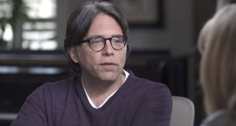 La aterradora historia de Keith Raniere, el líder de una secta que se enfrenta a cadena perpetua