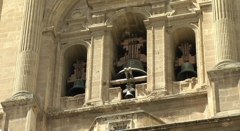 Un fallo en la catedral de Granada hace que sus campanas repliquen durante hora y media por la noche