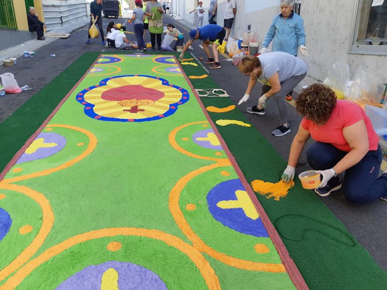 Tradición y colorido con motivo de la festividad del Corpus en  la Villa Histórica de Granadilla de Abona