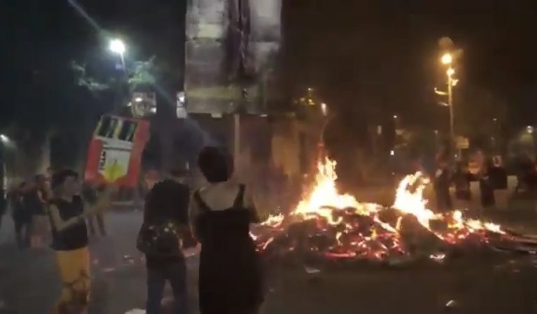 Un grupo de independentistas catalanes queman imágenes del Rey y del juez Marchena en una hoguera de San Juan