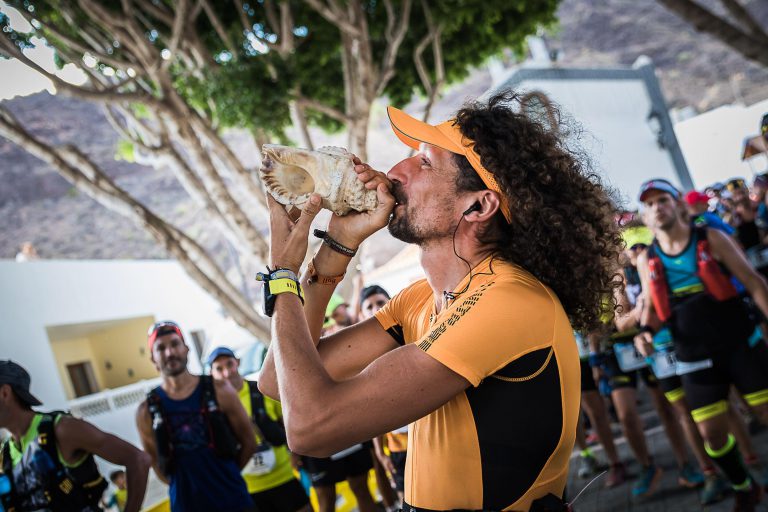 Javier Sosa y Esther Fernández, ganadores de la maratón de 42 kilómetros de la VI Traiña Trail Spar Mogán