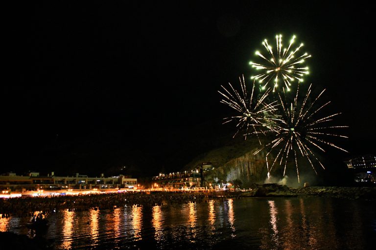 Playa de Mogán celebra la noche de San Juan al ritmo de Los Salvapantallas