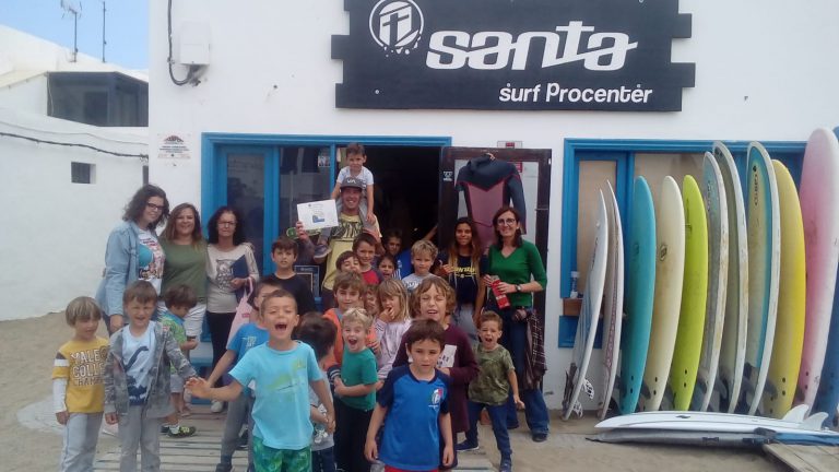 El Cabildo de Lanzarote felicita a las familias y comunidad educativa del Colegio de la Biosfera del CEIP de Famara por su campaña ‘Famara, un mar de agua y no de plástico’