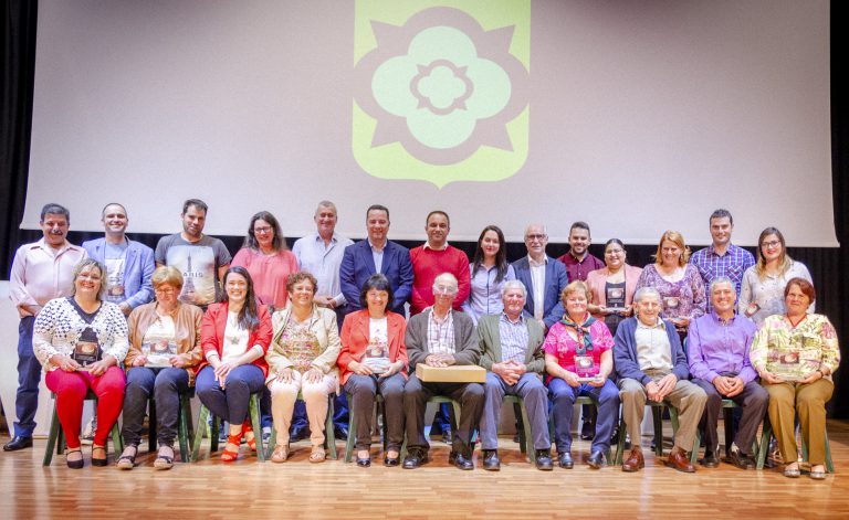 Emotivo homenaje de la Villa de Moya a los ganaderos y queseras del municipio