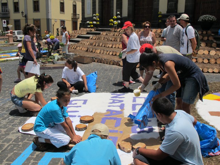 Más de un centenar de vecinos participarán este domingo en la elaboración de las alfombras del Corpus Christi en el casco histórico de Guía