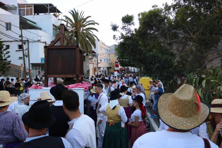 Alrededor de 4.000 personas participan en la Romería-Ofrenda de San Antonio El Chico