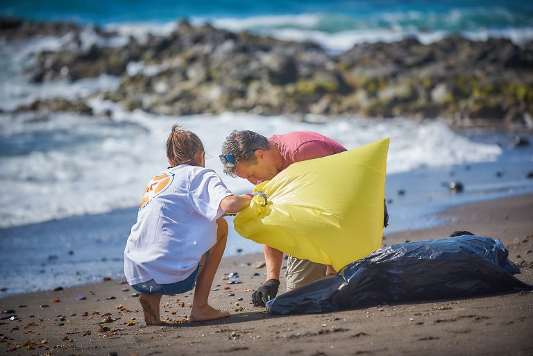 El Cabildo colabora en una jornada de limpieza en la costa de Punta del Hidalgo