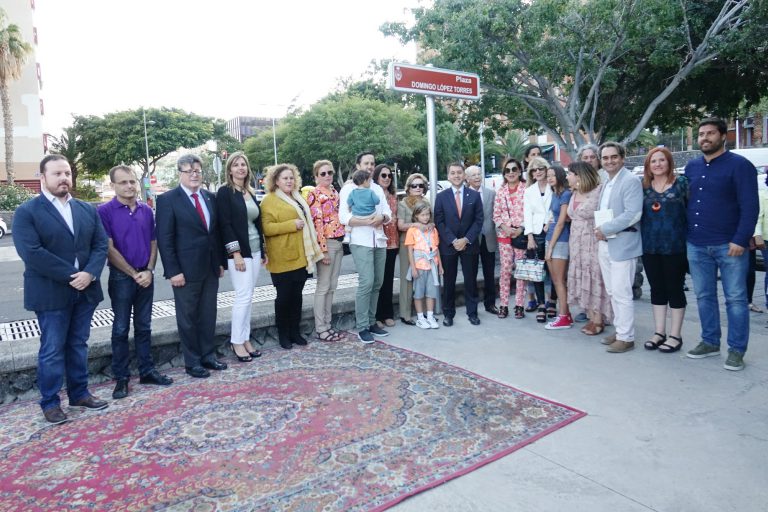 Santa Cruz dedica una plaza a la memoria de poeta y ensayista Domingo López Torres