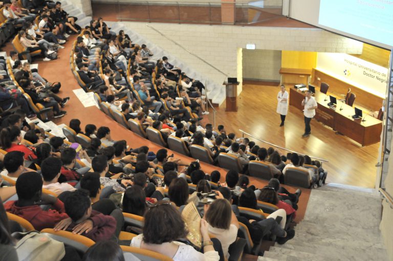 El Hospital Dr. Negrín enseña a los jóvenes cómo prevenir trastornos del comportamiento alimentario