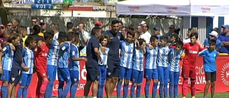 Increíble lección de los niños del Málaga: paran el partido y dan la espalda a sus padres que se peleaban en la grada