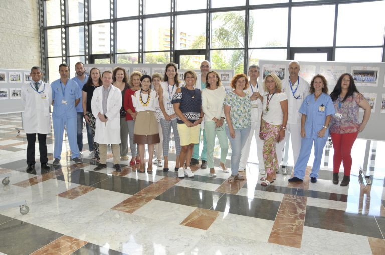 Pacientes del Hospital Dr. Negrín disfrutan de una actividad de ajedrez en el 20 aniversario del centro