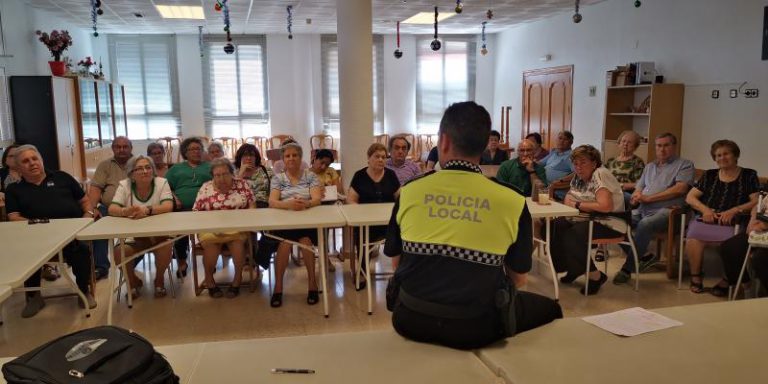 La Policía Local de Lorquí explica a personas mayores cómo evitar ser víctimas de atracadores, carteristas y estafadores