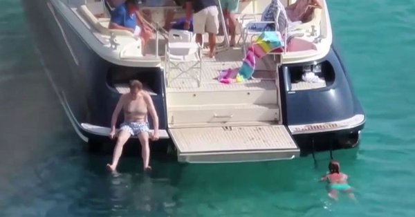 Las relajadas vacaciones de Rajoy en Ibiza: baño en alta mar y cócktel de ‘Mojito man’