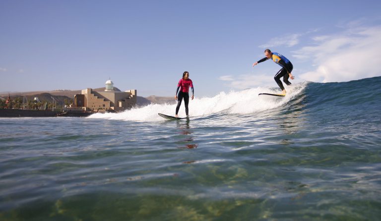 El ayuntamiento se suma a la celebración del Surfing Day en Las Canteras