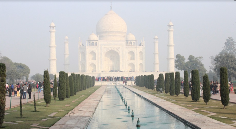 India multa a los turistas que pasen mucho tiempo en el Taj Mahal