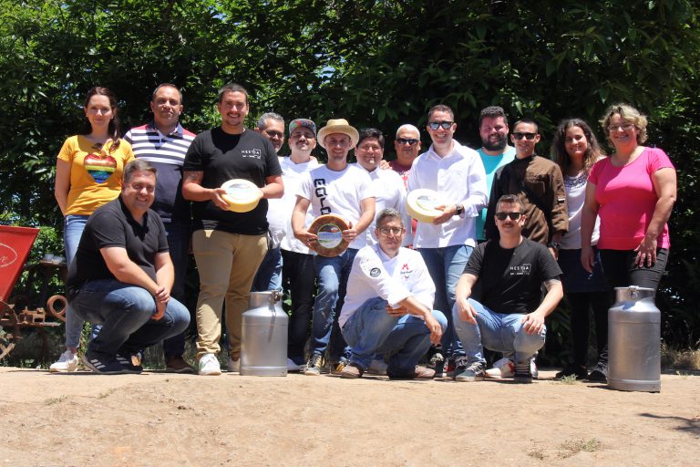 El alcalde moyense, Raúl Afonso, junto a la concejala de Agricultura y Ganadería, Belén Rivero; el concejal Santiago Santana; la propietaria de la Quesería Los Castañeros, Eli Ramos; y la expedición de cocineros que visitó el municipio.