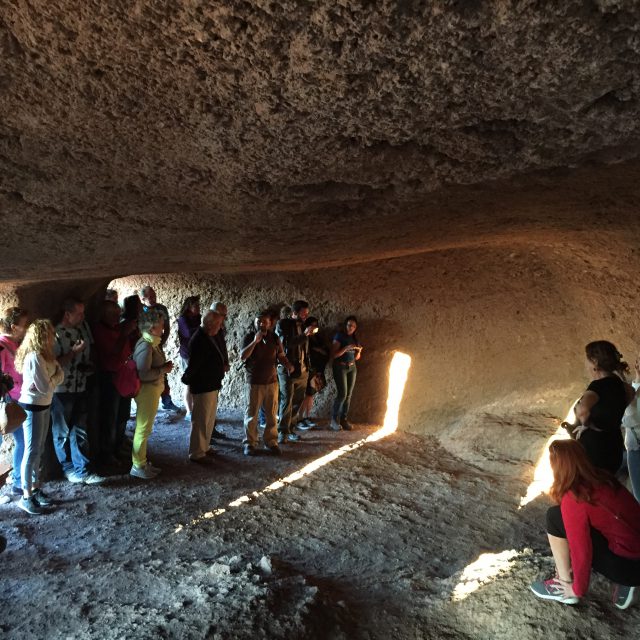 Varias Personas Contemplan El Fenómeno Del Solsticio En Cuatro Puertas