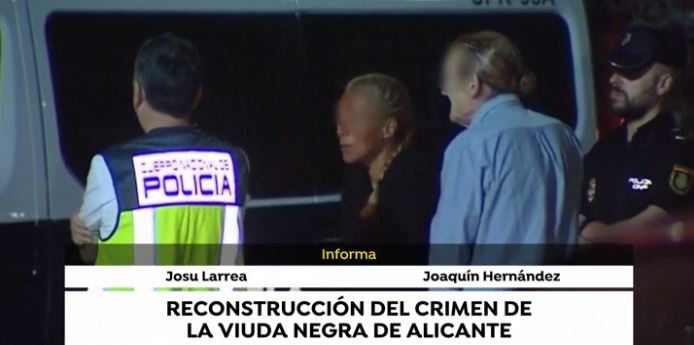 Las imágenes de la ‘Viuda Negra’ fuera de prisión para asistir a la recreación del crimen