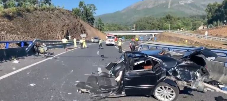 Herido grave tras un brutal accidente en el que su coche quedó partido en dos