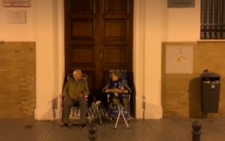 Pasan dos días a las puertas de un colegio de Sevilla para conseguir una plaza para su nieto