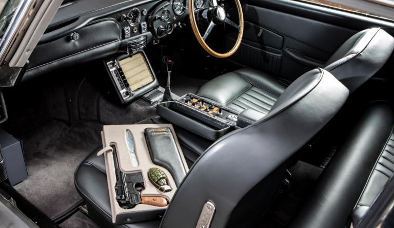 Licencia para conducir: a subasta el Aston Martin de James Bond con todos sus ‘gadgets’ incluídos