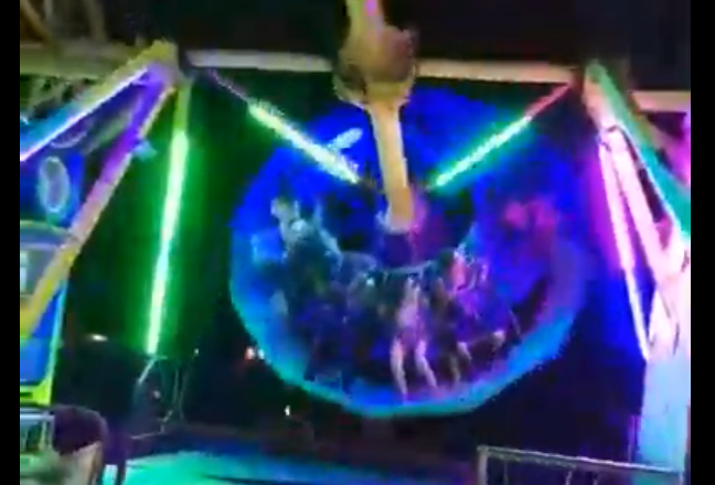 Pánico en el parque de atracciones: una mujer se queda colgada de una atracción y sale despedida