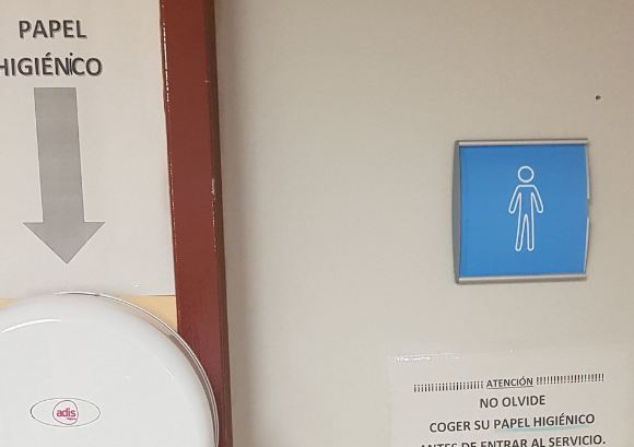 Un centro de salud obliga a sus pacientes a coger el papel higiénico antes de entrar al baño