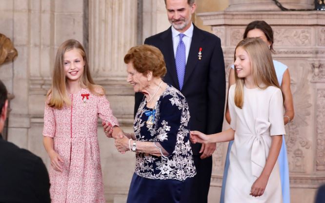 El bonito gesto de la Princesa de Asturias y la infanta Sofía con una anciana de 107 años