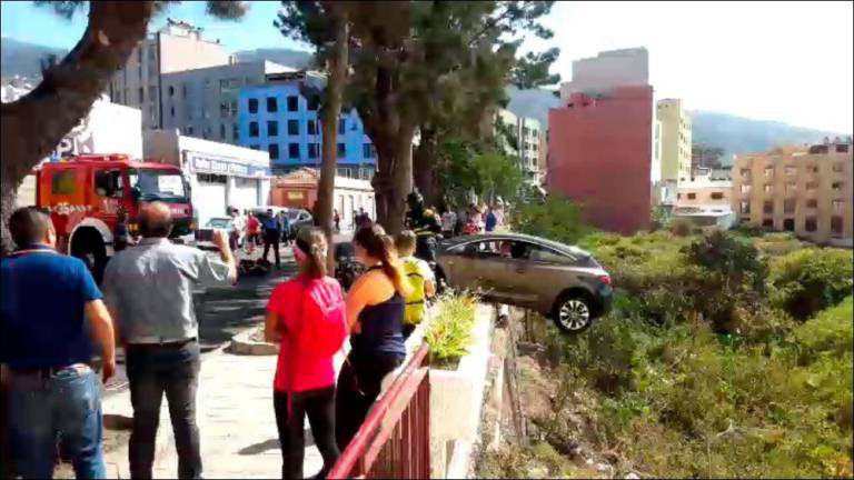 El espectacular rescate de los bomberos evita que un coche se precipite al vacío en Tenerife