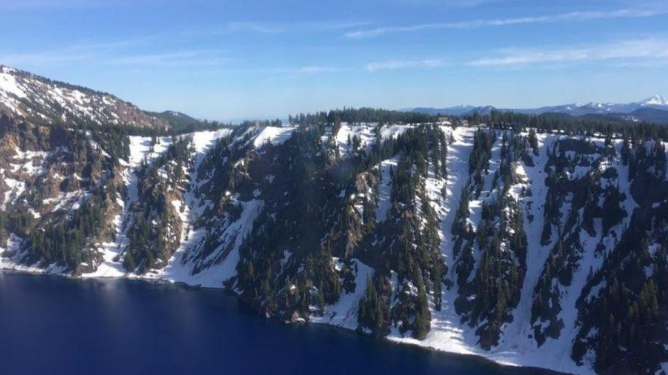 Un hombre sobrevive a una caída de casi 300 metros en interior del cráter de un volcán en Estados Unidos