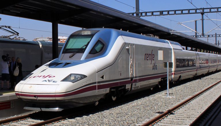 Adif permite a Renfe presentar ofertas para continuar siendo el operador mayoritario del AVE durante otros diez años