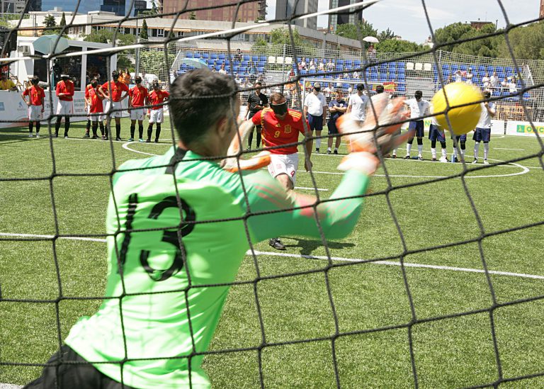 El fútbol para ciegos se hace un hueco en la final de la Champions