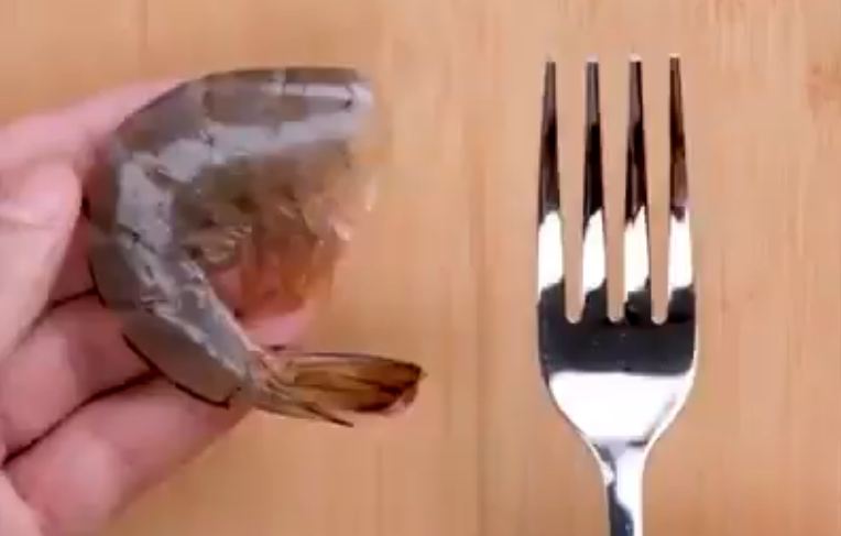 El truco para pelar un langostino en un segundo sin marcharse las manos