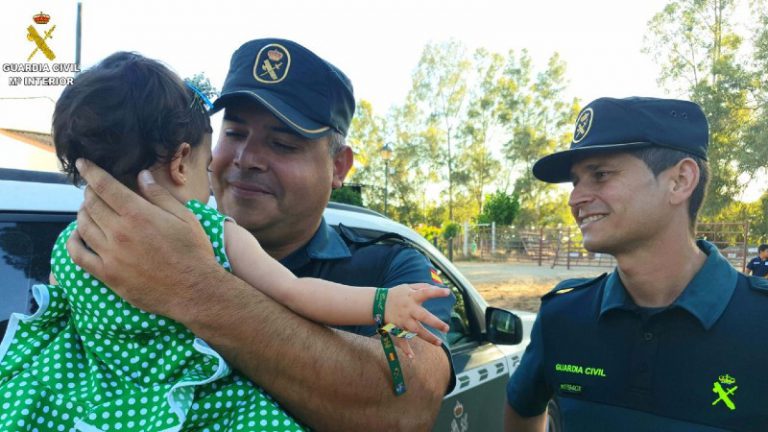 Salvan a una bebé de morir ahogada tras atragantarse en El Rocío