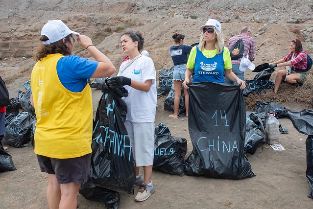 Gran Canaria bate el Récord Guinness de personas de distintas nacionalidades limpiando una playa por el Día Mundial de los Océanos