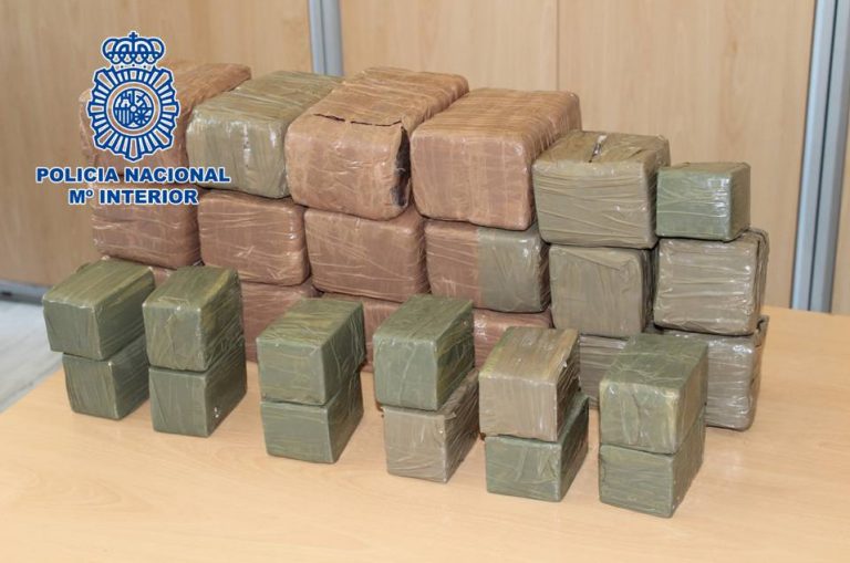 Dan el alto a una furgoneta y descubren 35 kilos de hachís