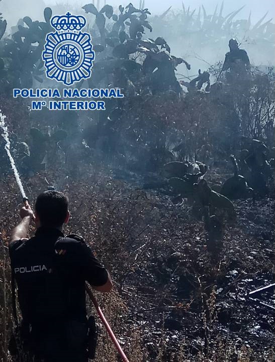 La rápida intervención de cuatro policías evita la propagación de un incendio