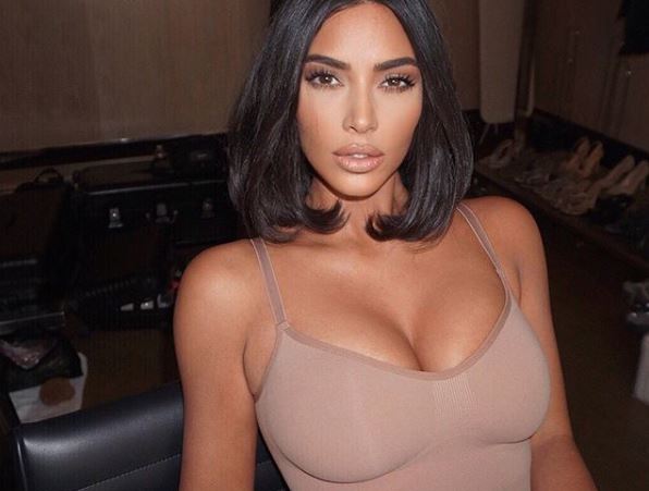 Kim Kardashian promociona su nuevo maquillaje usando a su abuela de 84 años