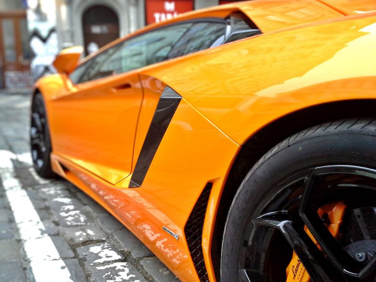 Detienen en Madrid a un youtuber por conducir un Lamborghini a 228 km/h en una carretera secundaria