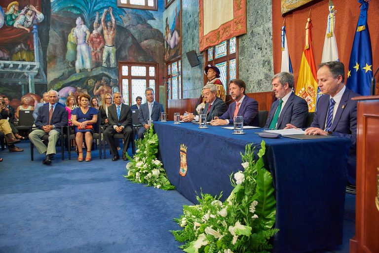 El Cabildo entrega la Medalla de Oro de la Isla a la Plataforma Pro Hospital Público del Sur