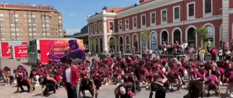 Fans de Michael Jackson le homenajean en un flashmob en Madrid con motivo del décimo aniversario de su muerte