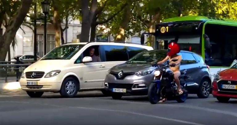 Graban a un motorista circulando desnudo por las calles de Lisboa