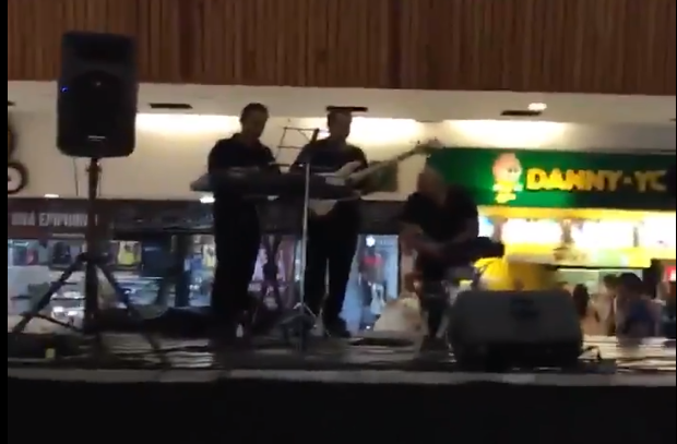 Un grupo de músicos toca la canción de Titanic mientras un centro comercial se inunda en México