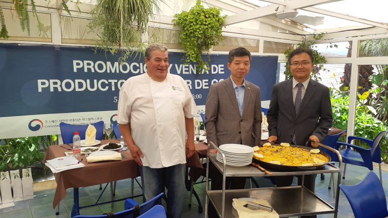 El Consulado de la República de Corea en Las Palmas de G.C. presentó este jueves, 27 de junio, el evento K-Fish 2019 Promoción y Venta de Productos del Mar de Corea con una paella hecha con ostras coreanas