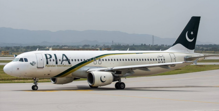 Un pasajero abre la salida de emergencia de una avión pensando que era la puerta del baño