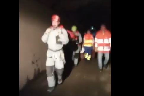 Rescatan a dos personas, heridas de gravedad, tras despeñarse en coche por un barranco