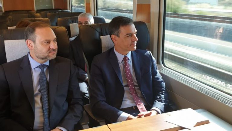 Polémica por la decisión de Pedro Sánchez de regresar en Falcon a Madrid tras inaugurar el AVE a Granada